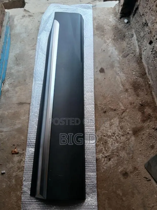 Hyundai Santafe 2019 , 2020, 2021 Door Moulding · Photo 1