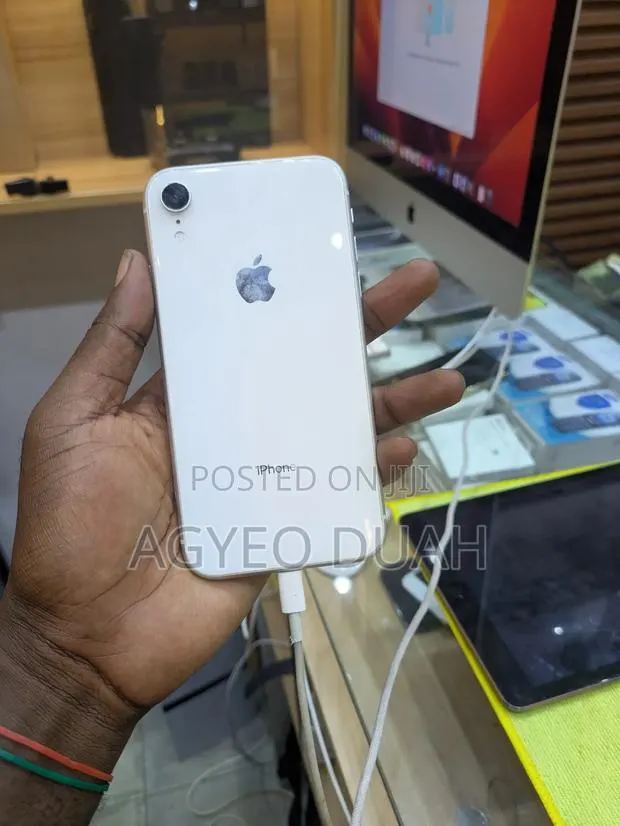 Apple iPhone XR 64 GB White · Photo 1