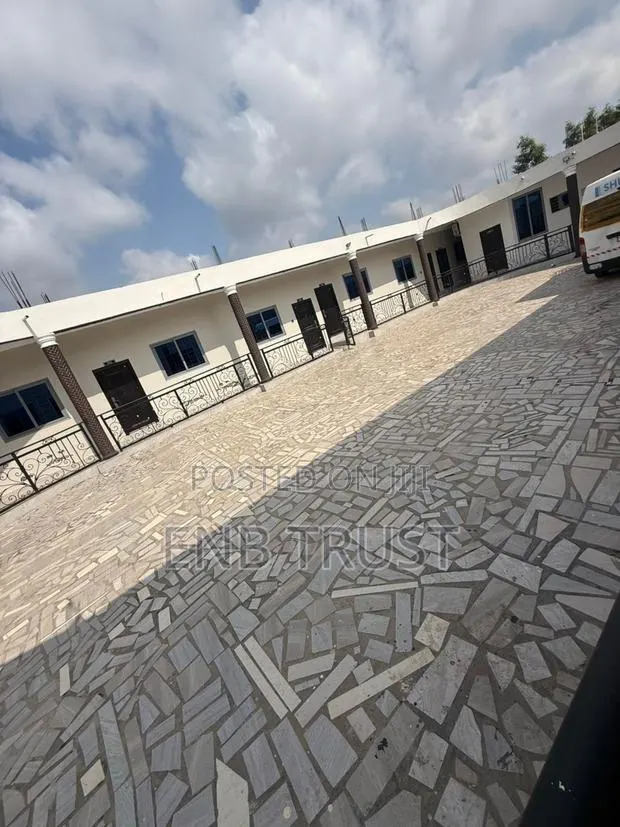 21 Bedrooms Hostel for Sale at Boadi Kumasi · Photo 1