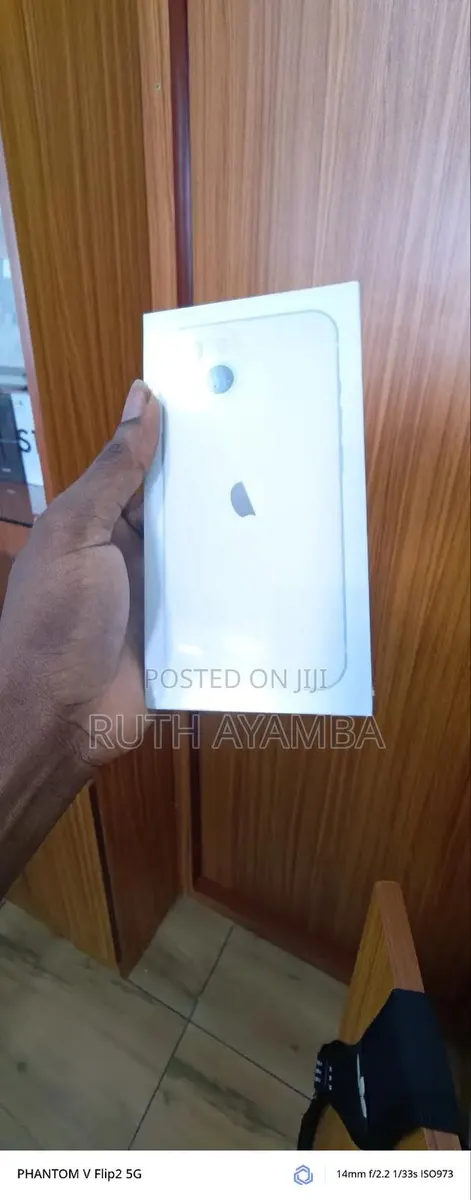 New Apple iPhone 13 128 GB White · Photo 1