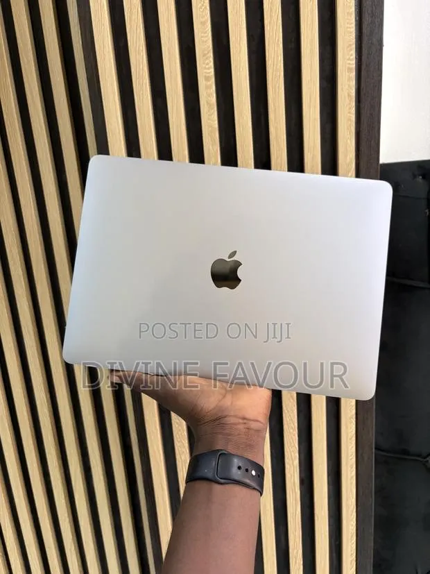 New Laptop Apple MacBook Pro 2020 8GB Intel Core i5 SSD 256GB · Photo 1