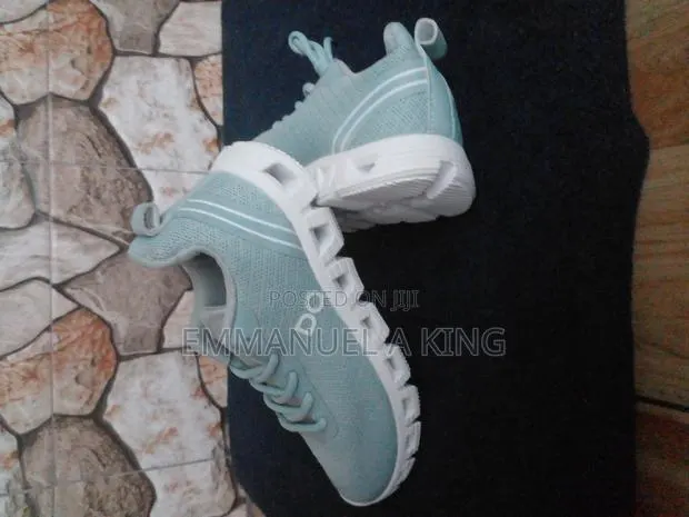 (Dq) on Cloud Running Shoes · Photo 1