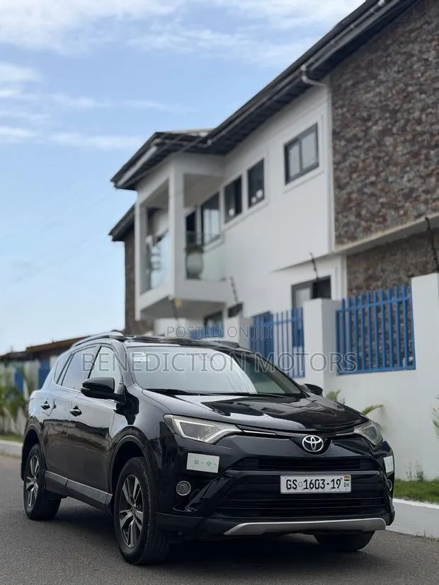 Toyota RAV4 XLE 4dr SUV AWD (2.5L 4cyl 6A) 2018 Black · Photo 1