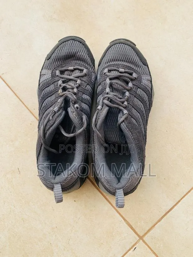 Shoes / Sneakers · Photo 1