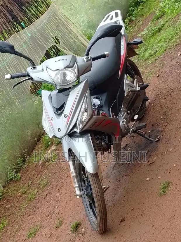 Motorcycle 2025 Silver · Photo 1