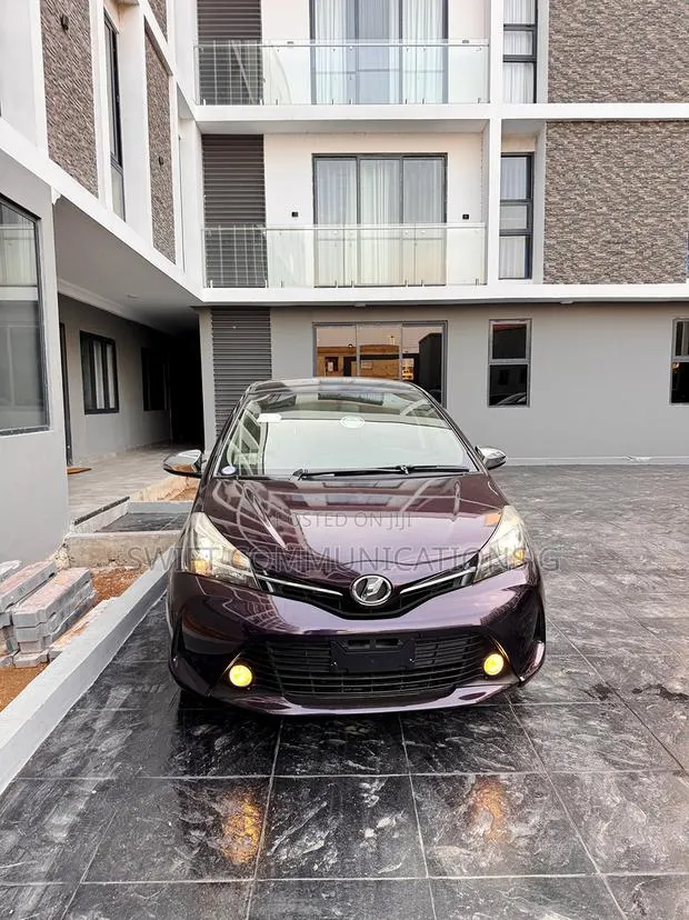 Toyota Vitz 1.5 FWD 3dr 2015 Purple · Photo 1