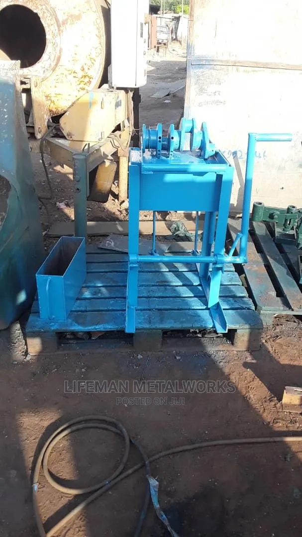 1 at a Time Manual Block Machine · Photo 1