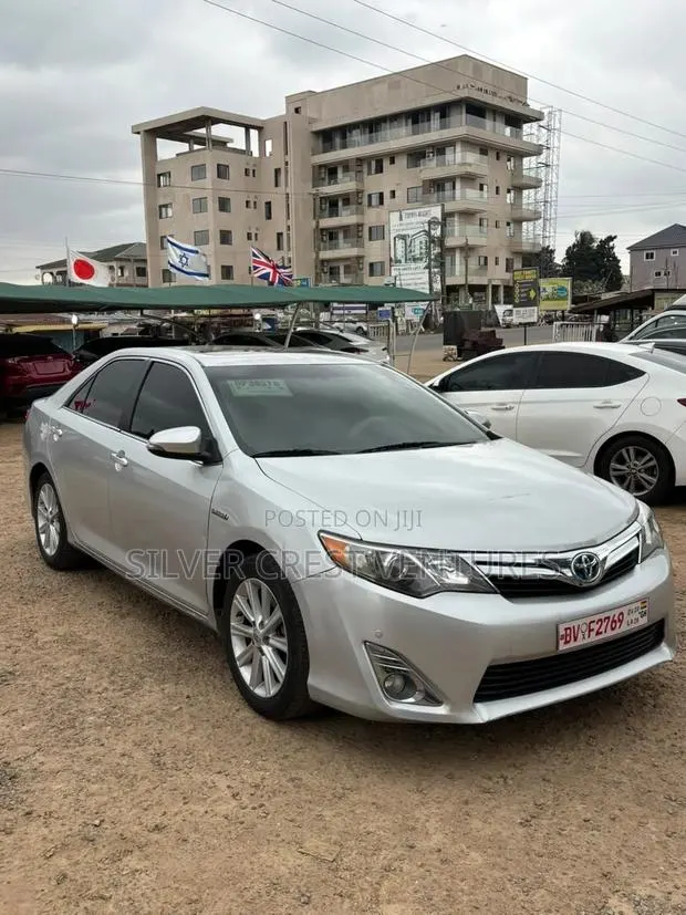 Toyota Camry XLE 4dr Sedan (2.5L 4cyl 6A) 2013 Gray · Photo 1