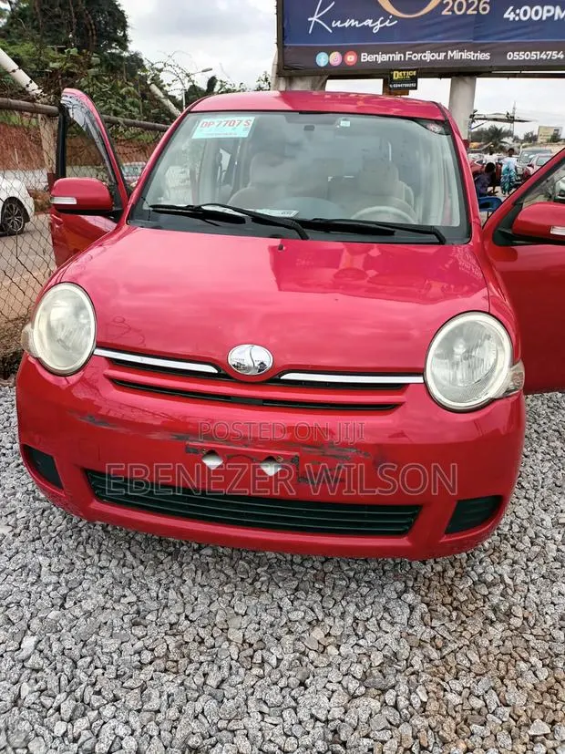 Toyota Sienta 2012 Red · Photo 1