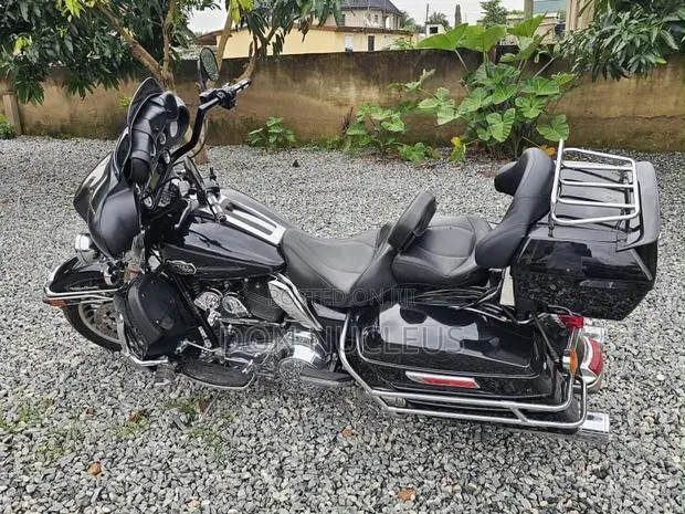 Harley-Davidson Touring 2010 Black · Photo 1