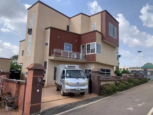 6bdrm Townhouse / Terrace in Ridge-Danyame, Kumasi Metropolitan · Photo 1