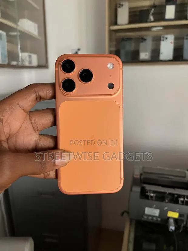 Apple iPhone 17 Pro 256 GB Orange · Photo 1