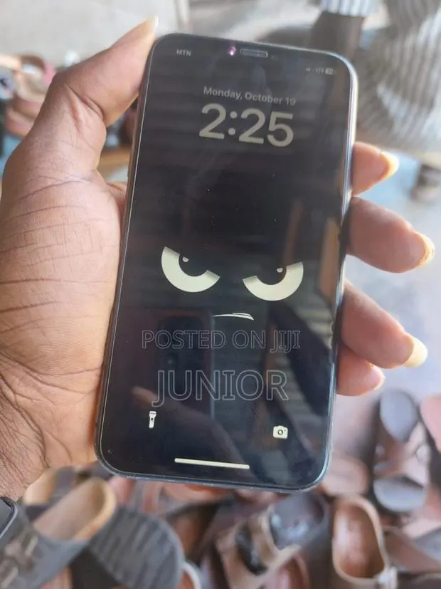 Apple iPhone 11 64 GB Black · Photo 1