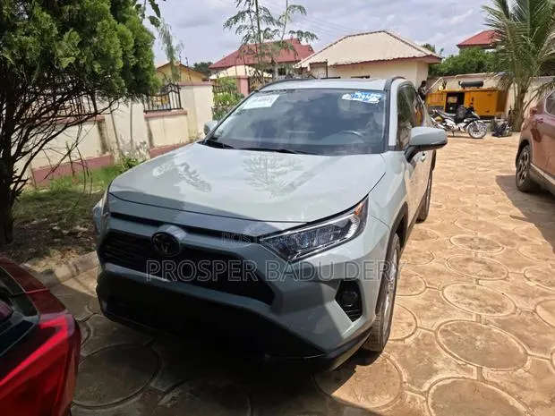 Toyota RAV4 XLE Premium 2021 Green · Photo 1
