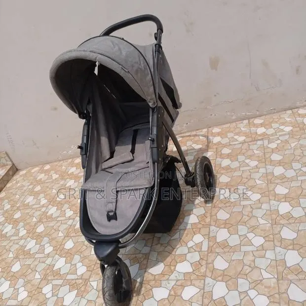 Big Neat Awesome Child Stroller From the Uk · Photo 4