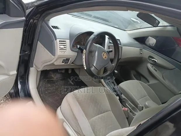 Toyota Corolla LE 4dr Sedan (1.8L 4cyl 4A) 2012 Black · Photo 1