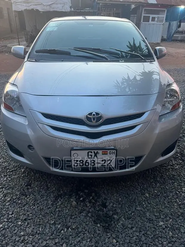Toyota Belta 2012 Silver · Photo 1