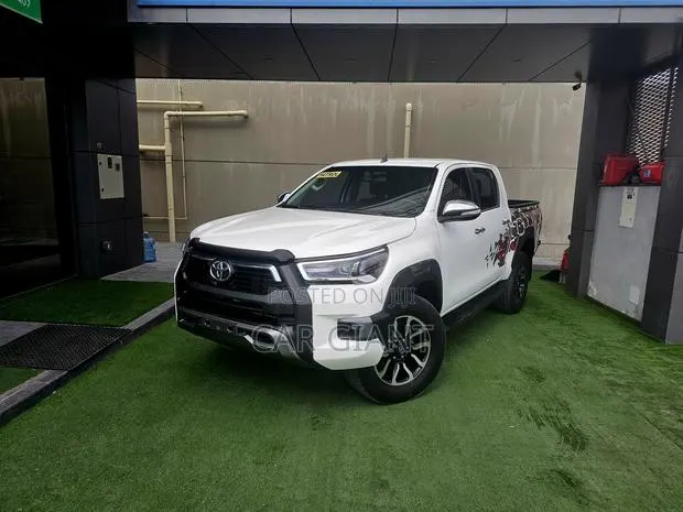 Toyota Hilux 2022 White · Photo 1