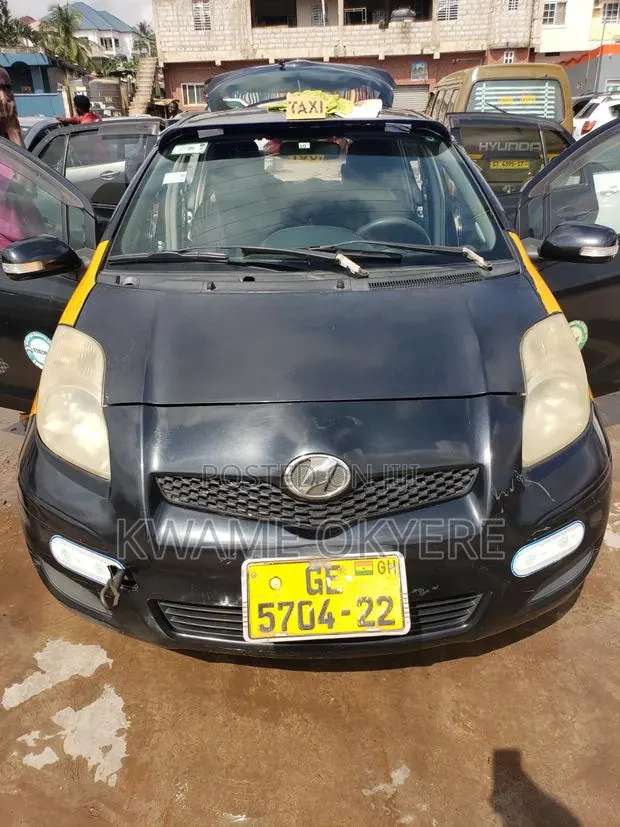 Toyota Vitz 2010 Black · Photo 1