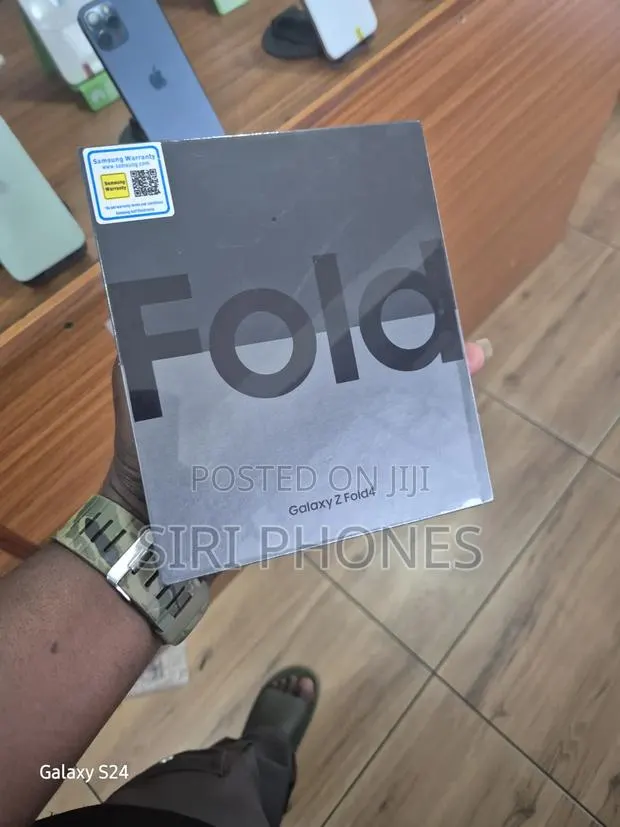 New Samsung Galaxy Z Fold4 256 GB Gray · Photo 3