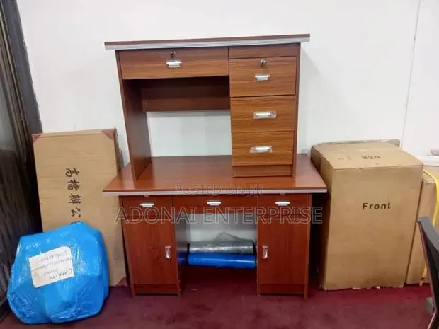 Brown Office Table Q18T · Photo 1