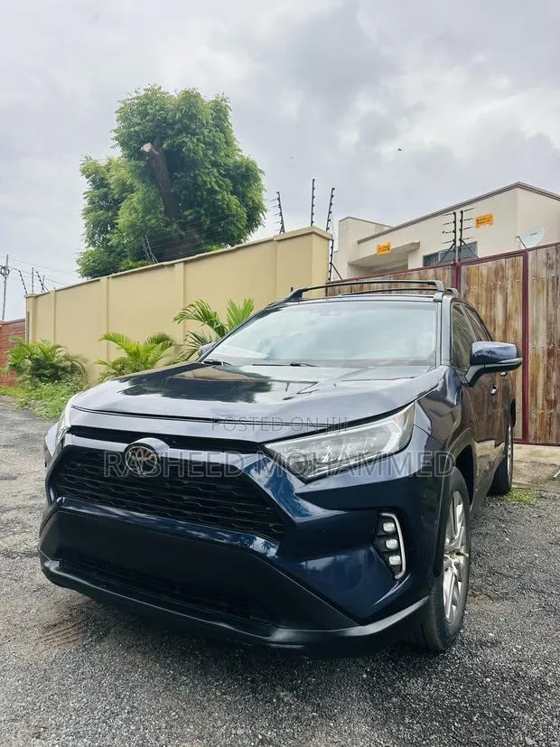 Toyota RAV4 2021 Blue · Photo 1
