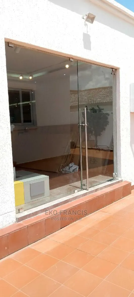 Framless Glass Door · Photo 1