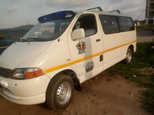 Toyota HiAce 2003 White · Photo 1