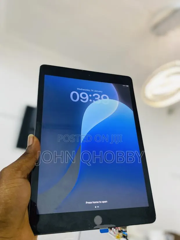Apple iPad 10.2 (2019) 32 GB Black · Photo 1