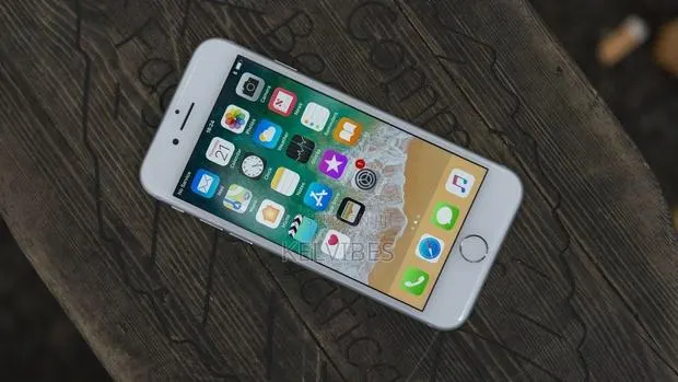 Apple iPhone 8 64 GB White · Photo 1