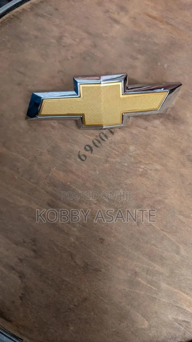 Chevy Camaro 2018 Front Emblem · Photo 1