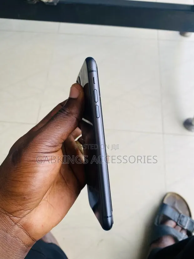 Apple iPhone 11 128 GB · Photo 1