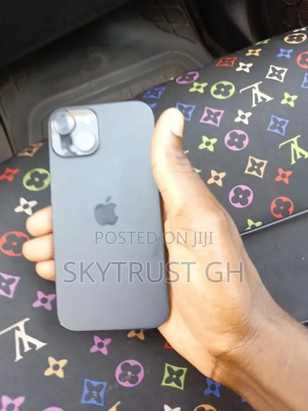 Apple iPhone 15 128 GB Gray · Photo 1