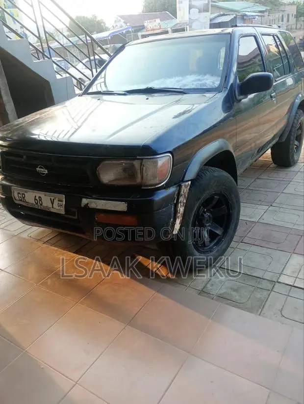 Nissan Pathfinder 1996 Black · Photo 1