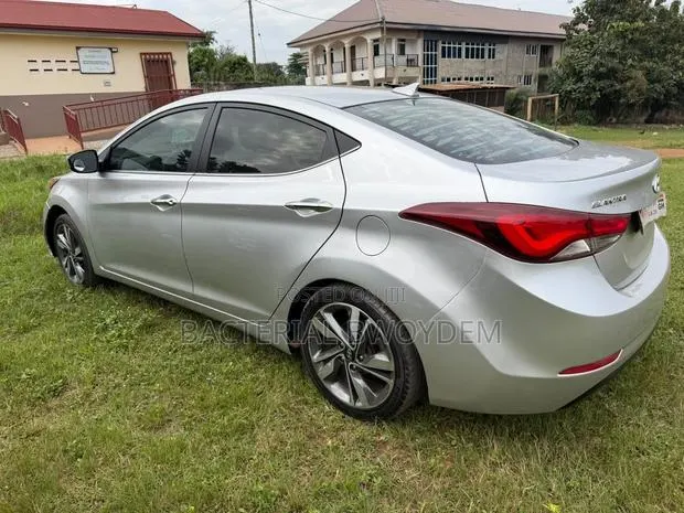 Hyundai Elantra Limited Sedan FWD (1.8L 4cyl 6A) 2016 Silver · Photo 1