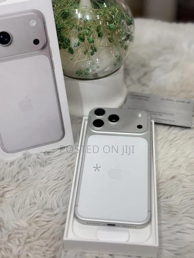 Apple iPhone 17 Pro Max 512 GB Silver · Photo 1