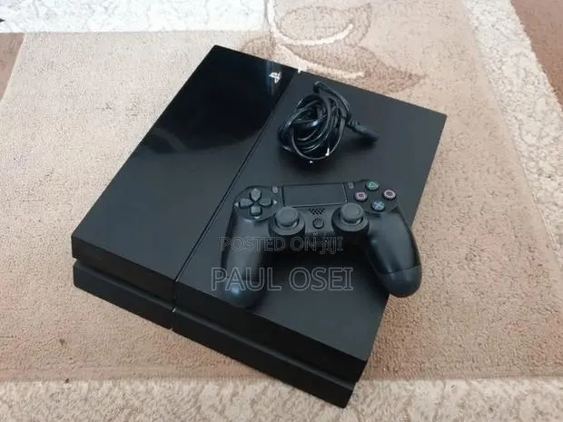 Ps4 With 10 Games Installed · Photo 1