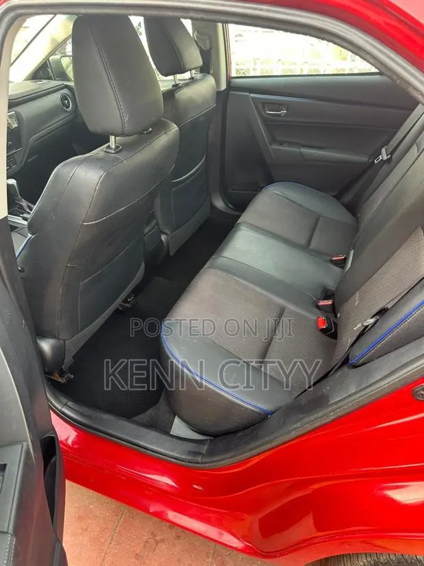 Toyota Corolla 2017 Red · Photo 3