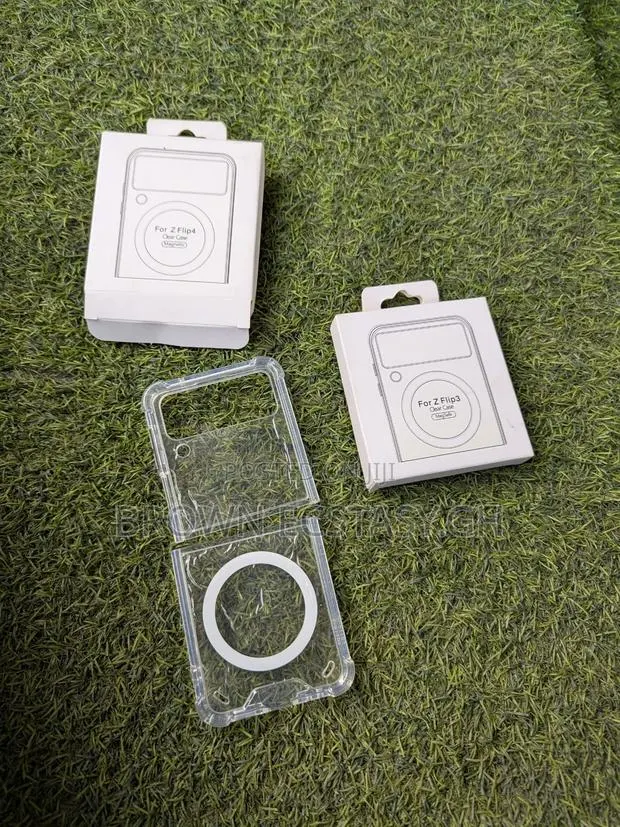 Z Flip 3 and 4 Transparent Case With Magsafe Support · Photo 1