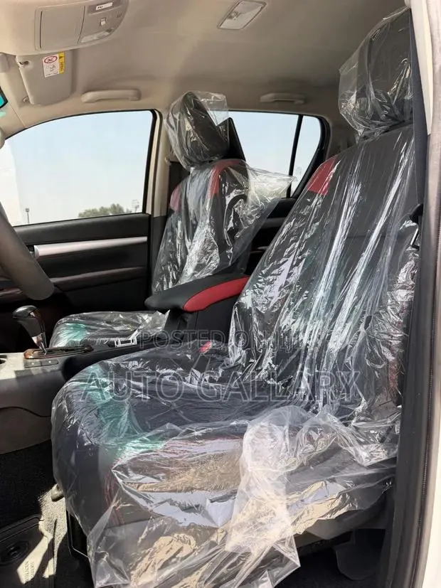 Toyota Hilux 2025 White · Photo 1