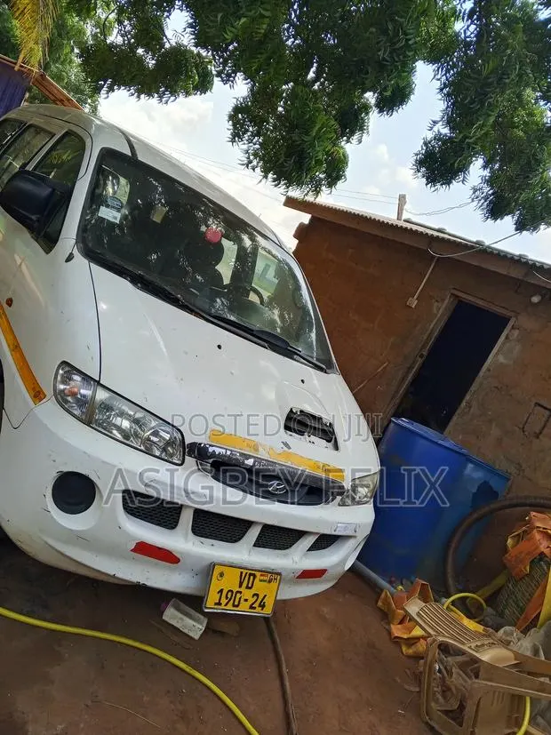 Hyundai H1 2012 White · Photo 1
