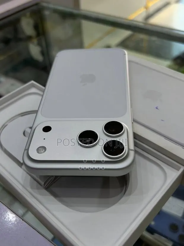 Apple iPhone 17 Pro Max 256 GB White · Photo 1