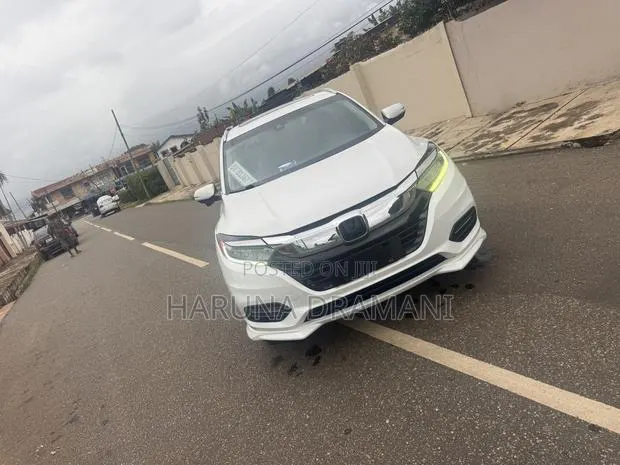 Honda HR-V Touring AWD 2020 White · Photo 1