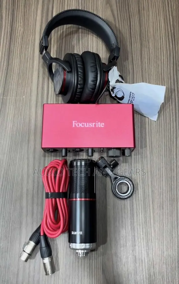Focusrite Scarlet Solo Studio Recording Bundle · Photo 1
