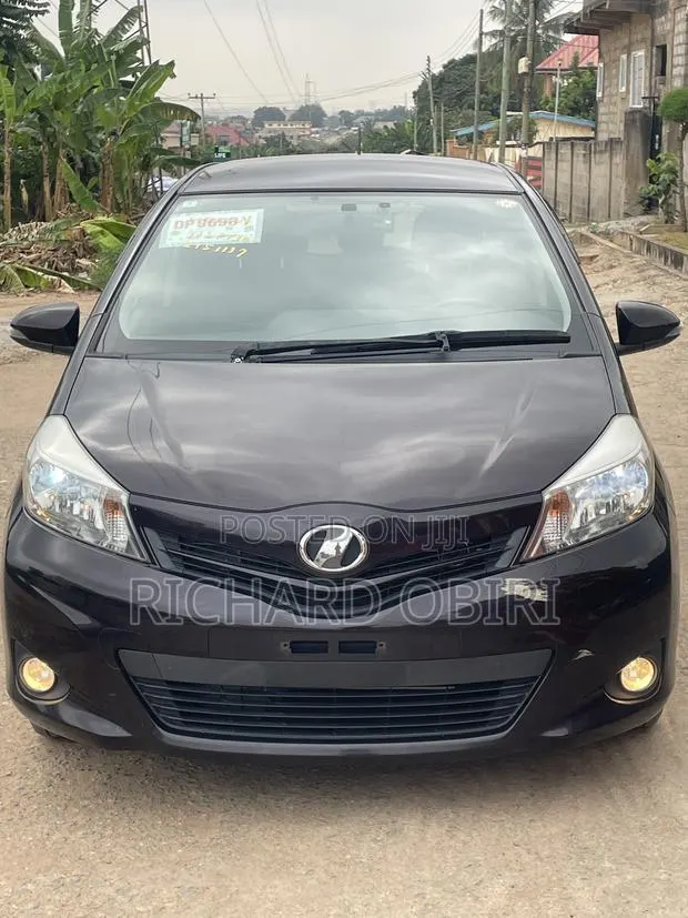 Toyota Vitz 1.3 AWD 5dr 2014 Purple · Photo 1