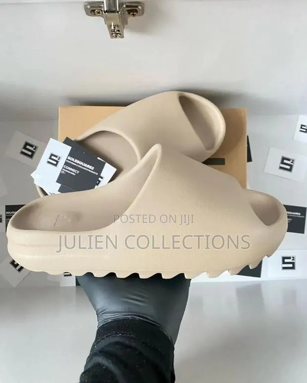 Adidas Yeezy Slides Cream Brown · Photo 1