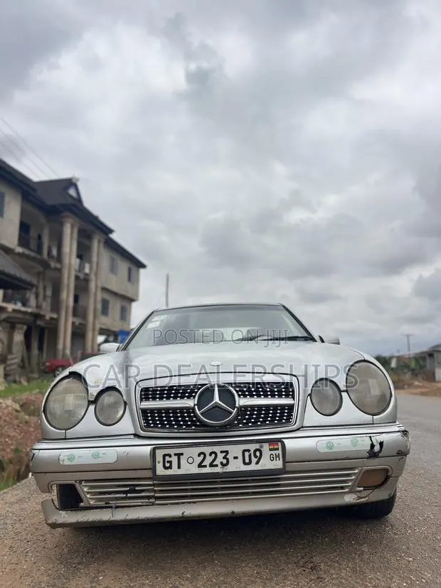 Mercedes-Benz E200 2004 Beige · Photo 1