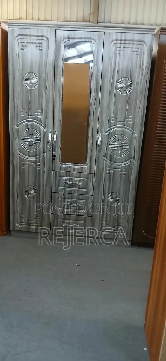 3 Door Wardrobe · Photo 1