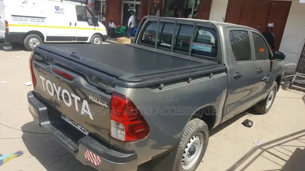 Toyota Hilux Retractable Aluminum Roller Cover 2015 On · Photo 1