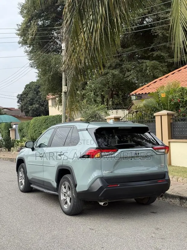 Toyota RAV4 XLE 2022 Gray · Photo 1
